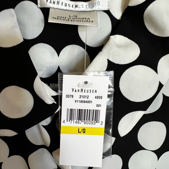 Van Heusen, Dolman short sleeves, white polkadots, Princes seams blouse. - Picture 9 of 10